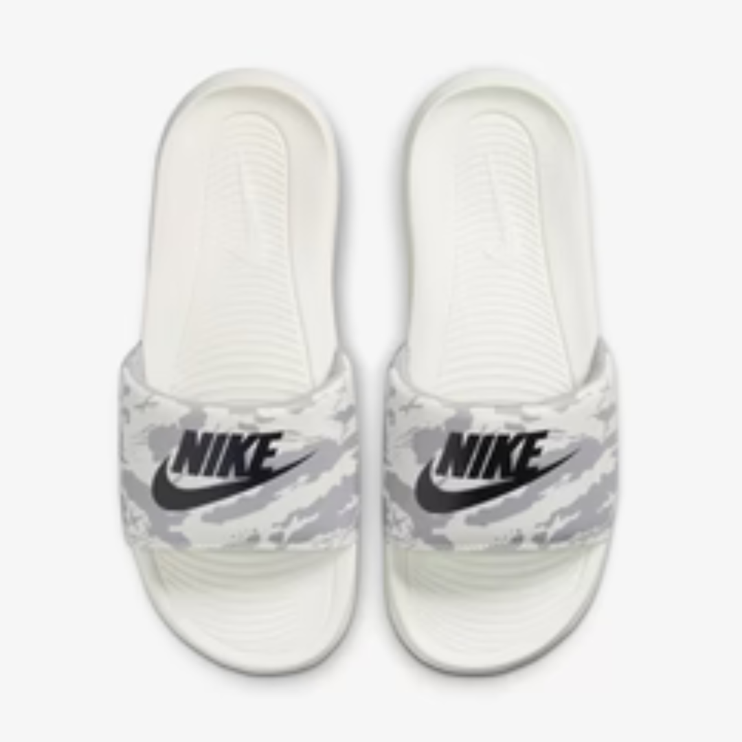 CHINELO NIKE SLIDE BENASSI - BRANCO E CINZA